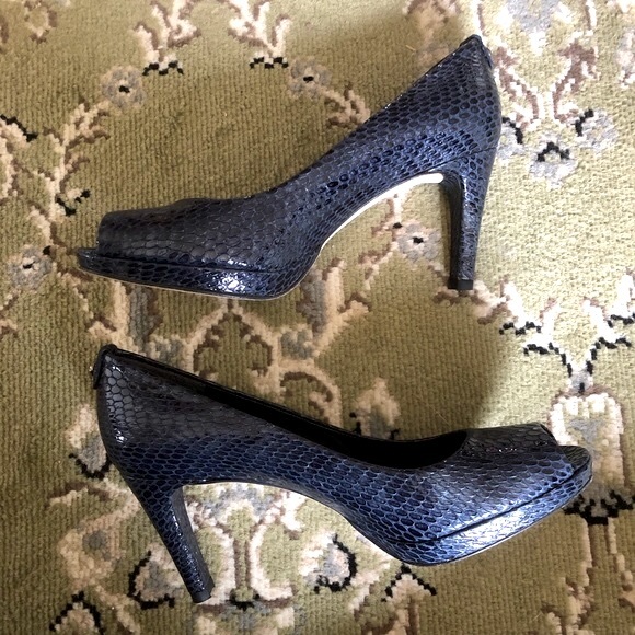 Stuart Weitzman Plainfield Snakeskin Peep Toe Navy Leather Pumps | 8 Narrow - Picture 4 of 9